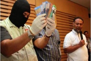 Penyidik KPK memperlihatkan barang bukti terkait Jaksa yang diduga melakukan korupsi, Jakarta, Minggu (15/7/2013).